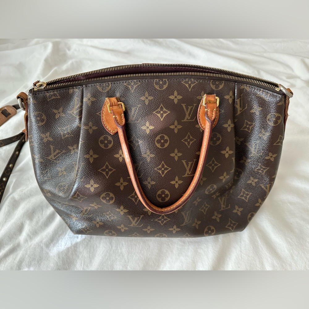 Authentic LV Purse. Barely used and in great condition
